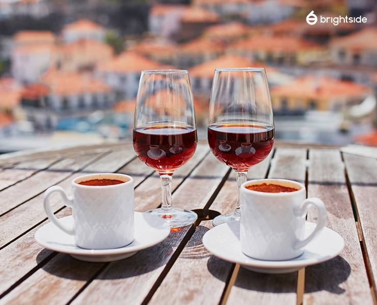 Image of staining foods like red wine, coffee and tea