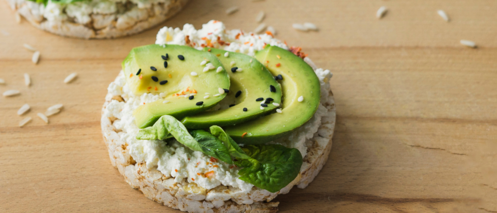Avocado rice cake with lettuce and cheese